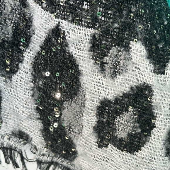 VGC sequined International Concepts poncho. Super soft and pretty!  One size - Picture 4 of 4